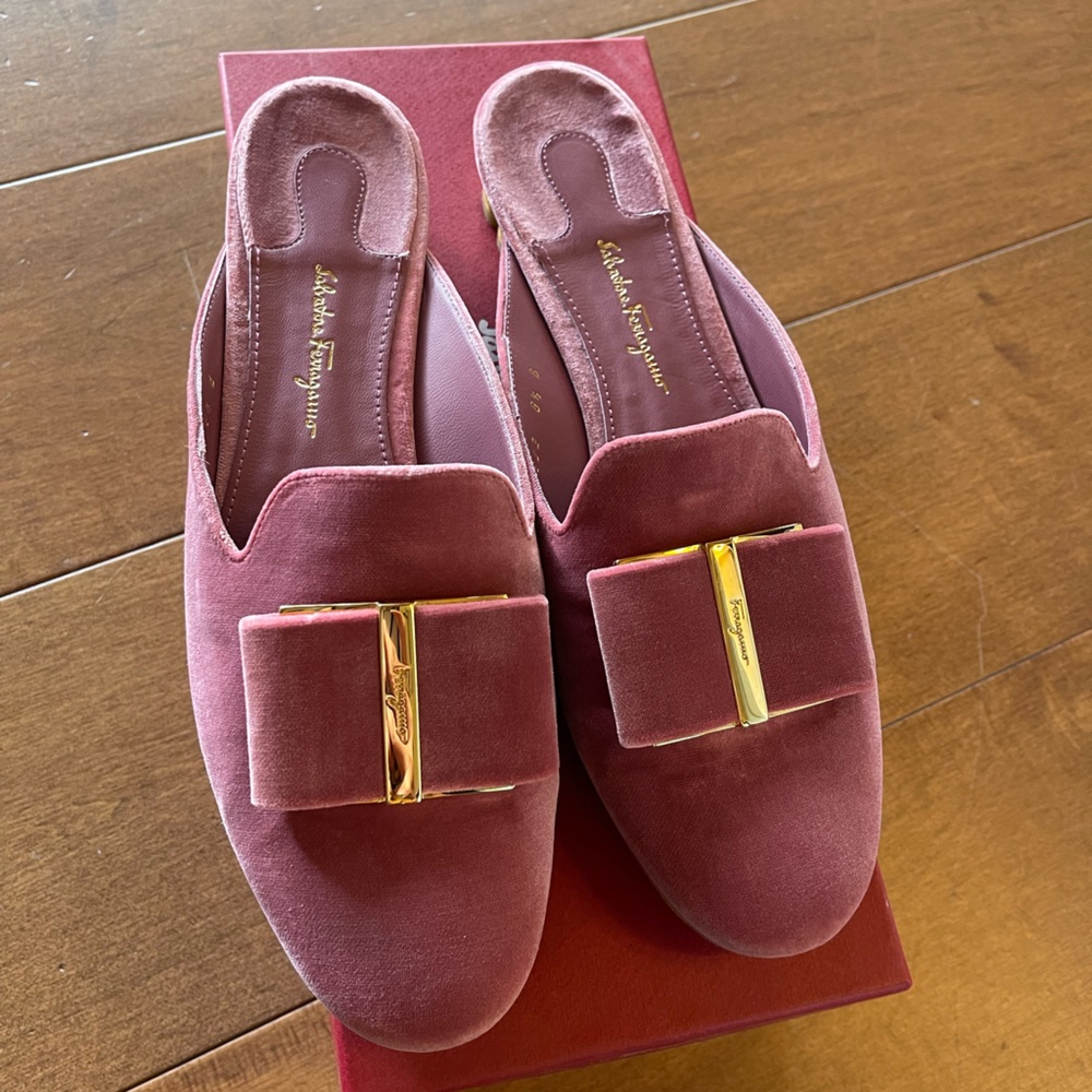 Salvatore Ferragamo Siaccat Flower heel mules